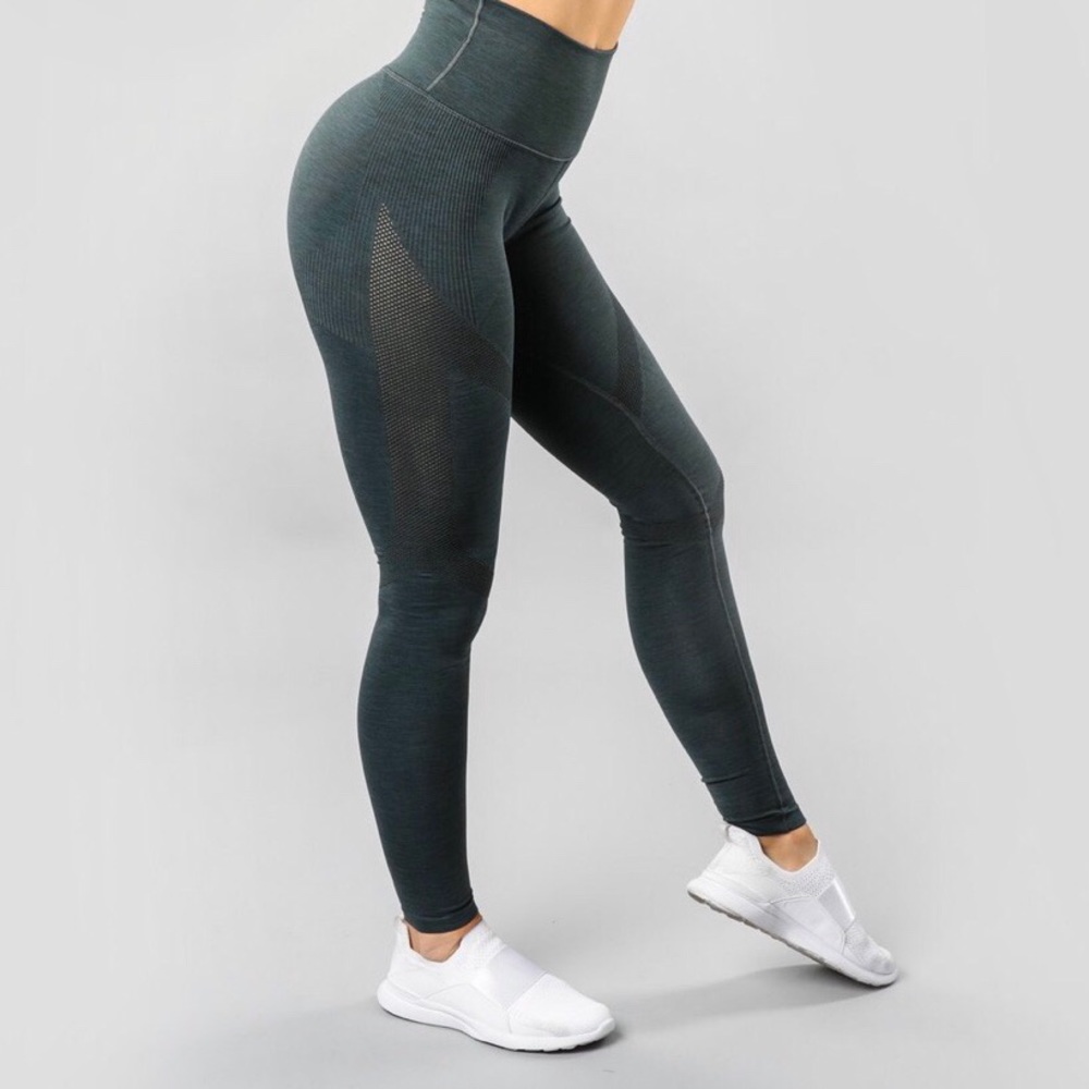 New • Alphalete Aero Leggings • URBAN CHIC Small